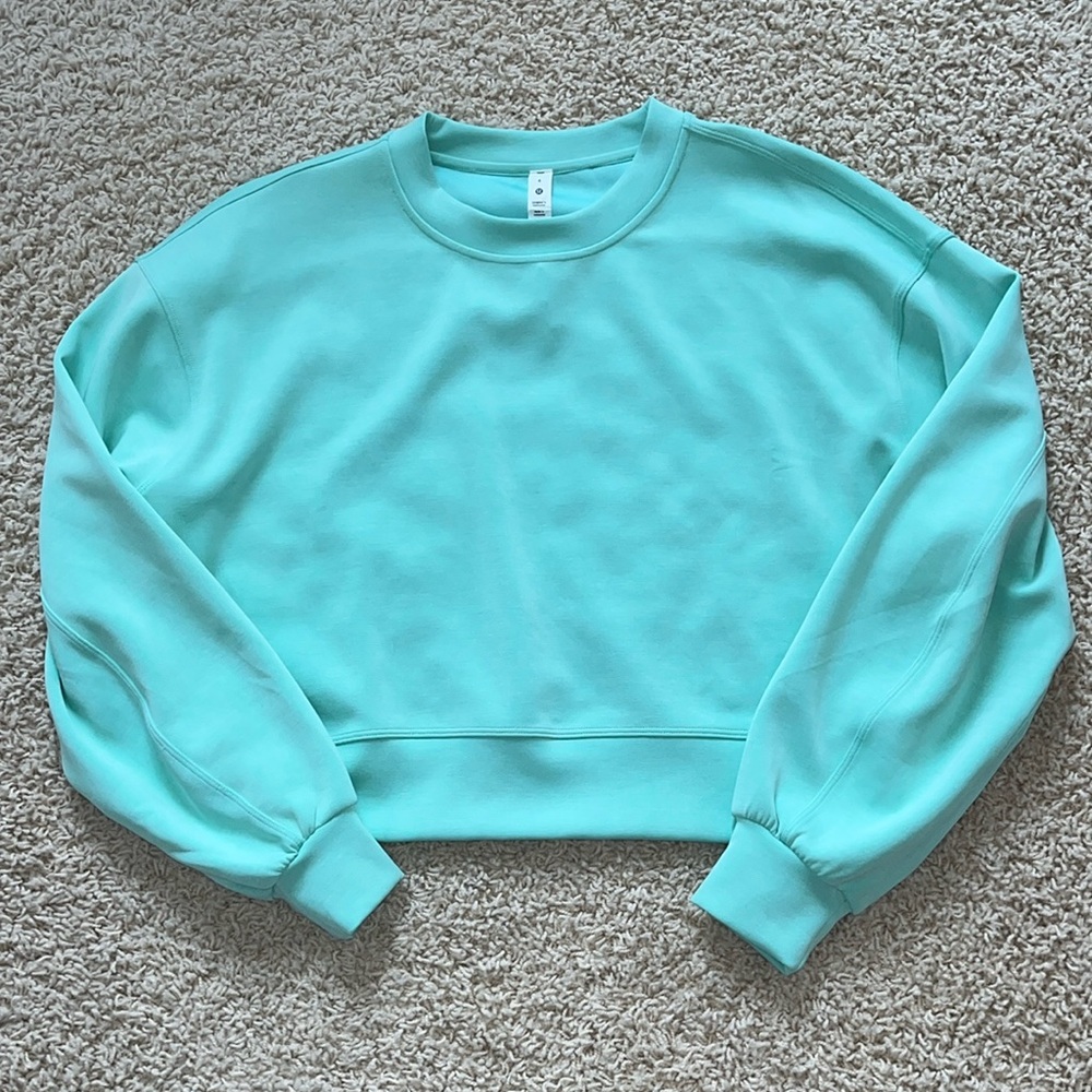 Ladies lululemon cropped crew
